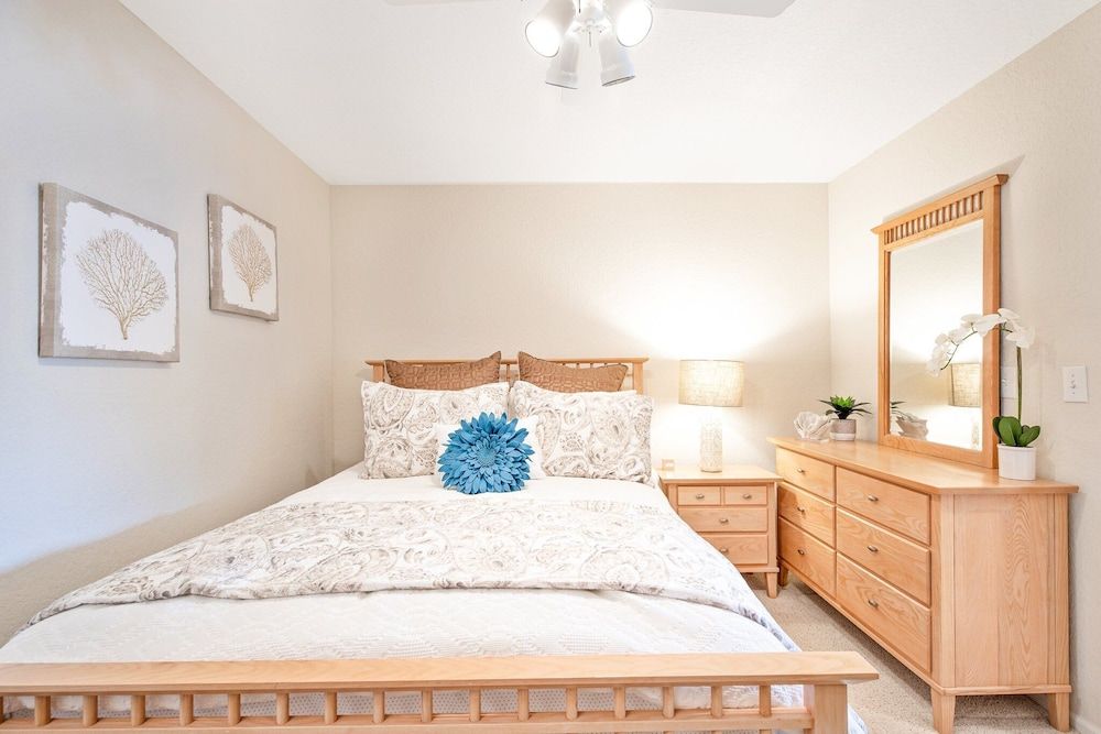 Ten Minutes to "the Strip" - Amazing Lake Views Condo, Multiple Beds, Patio (Bellabello!) 11