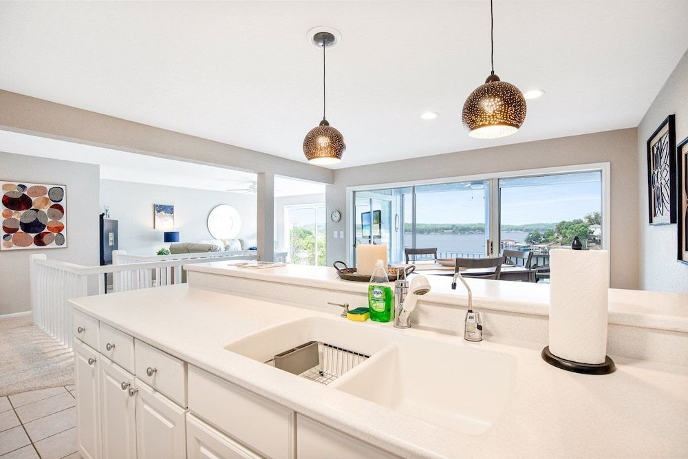 Ten Minutes to "the Strip" - Amazing Lake Views Condo, Multiple Beds, Patio (Bellabello!) 29