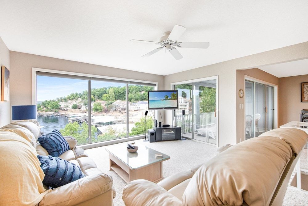 Ten Minutes to "the Strip" - Amazing Lake Views Condo, Multiple Beds, Patio (Bellabello!) 19