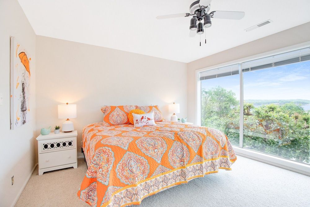 Ten Minutes to "the Strip" - Amazing Lake Views Condo, Multiple Beds, Patio (Bellabello!) 9