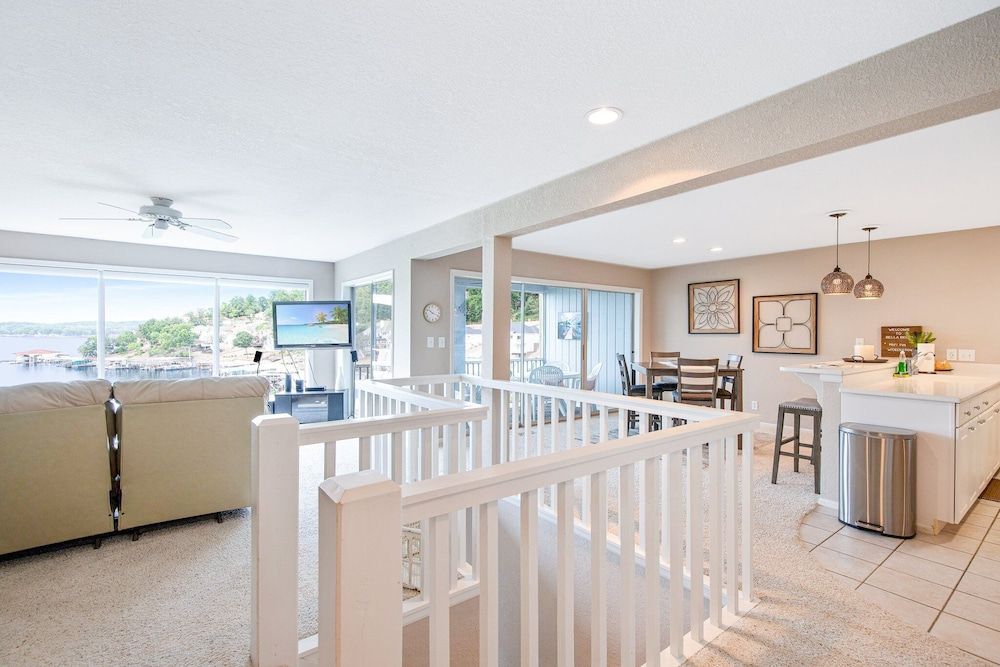 Ten Minutes to "the Strip" - Amazing Lake Views Condo, Multiple Beds, Patio (Bellabello!) 32