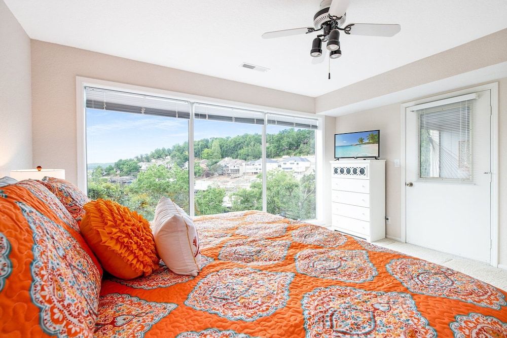 Ten Minutes to "the Strip" - Amazing Lake Views Condo, Multiple Beds, Patio (Bellabello!) 4