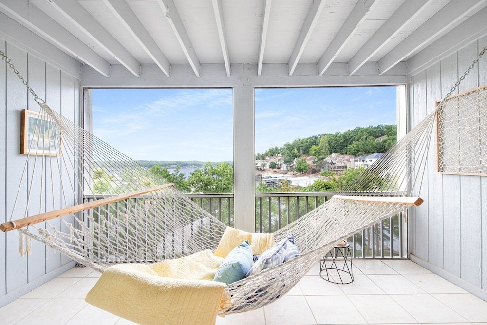 Ten Minutes to "the Strip" - Amazing Lake Views