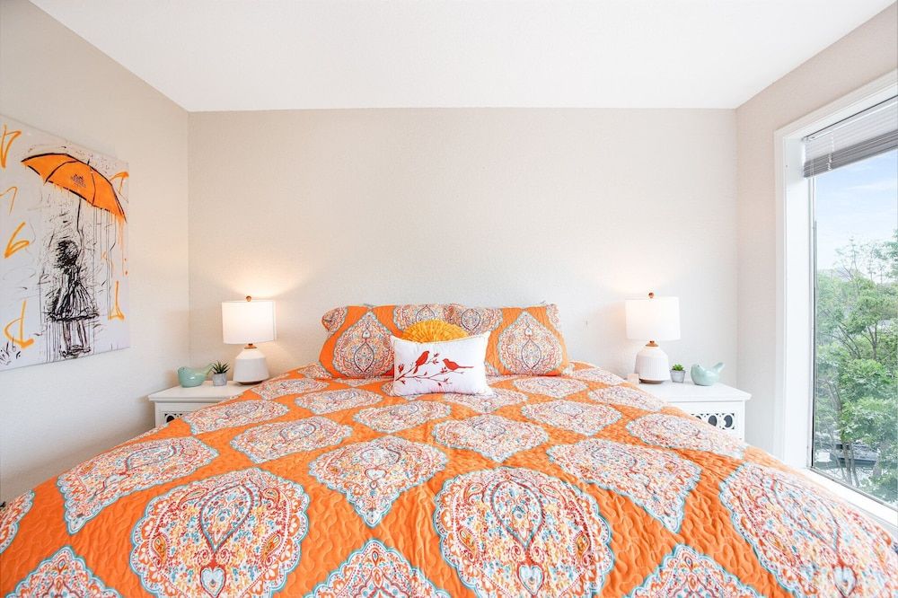 Ten Minutes to "the Strip" - Amazing Lake Views Condo, Multiple Beds, Patio (Bellabello!) 6