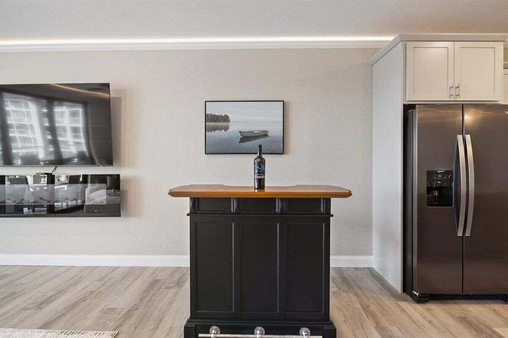 Lakefront Topsider Condo w/ Boat Slip, 2 Pools & Large Deck Condo, Multiple Beds, Pool Access (The Nest on 4th) 45