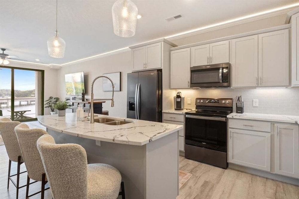 Lakefront Topsider Condo w/ Boat Slip, 2 Pools & Large Deck Condo, Multiple Beds, Pool Access (The Nest on 4th) 18