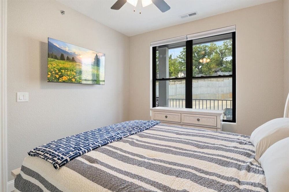 Lakefront Topsider Condo w/ Boat Slip, 2 Pools & Large Deck Condo, Multiple Beds, Pool Access (The Nest on 4th) 11