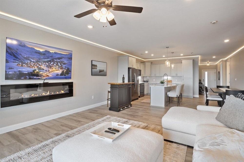 Lakefront Topsider Condo w/ Boat Slip, 2 Pools & Large Deck Condo, Multiple Beds, Pool Access (The Nest on 4th) 25