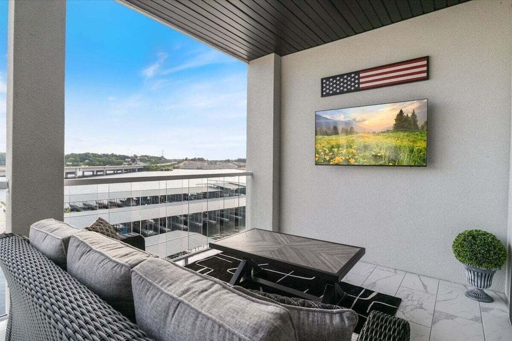 Lakefront Topsider Condo w/ Boat Slip, 2 Pools & Large Deck Condo, Multiple Beds, Pool Access (The Nest on 4th) 44