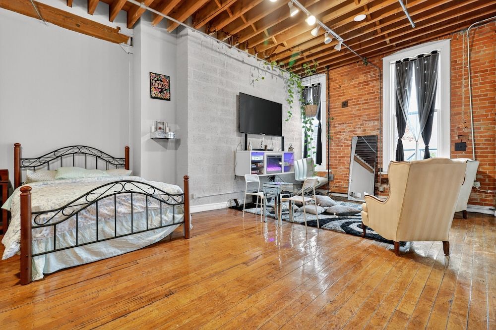 Huge 'man Cave' 2 Mins From Downtown Detroit 1 Bedroom Apts Apartment, 2 Bedrooms 4