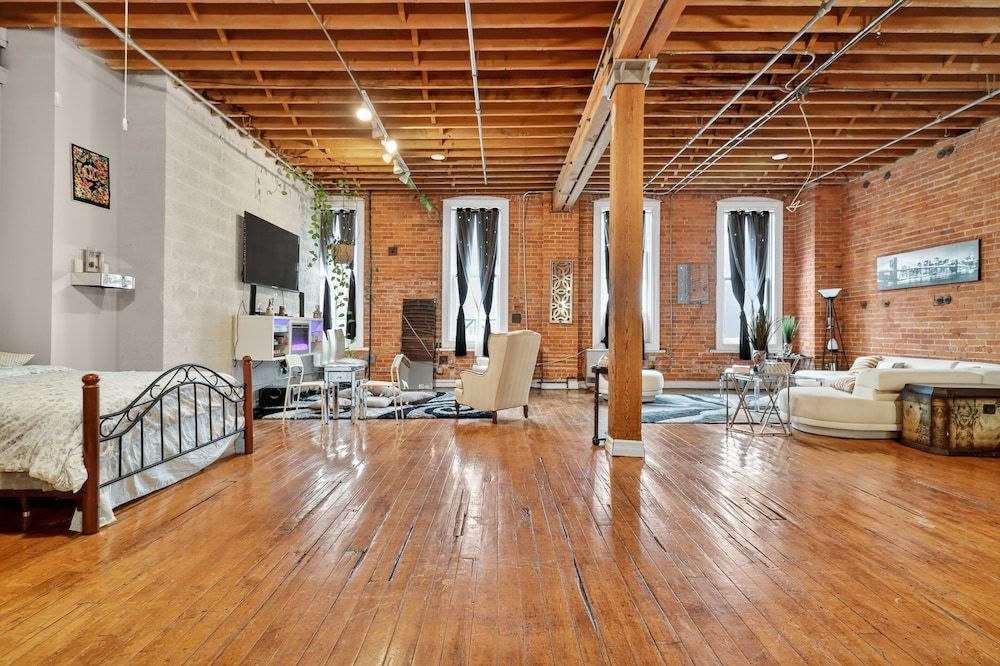 Huge 'man Cave' 2 Mins From Downtown Detroit 1 Bedroom Apts Apartment, 2 Bedrooms 7