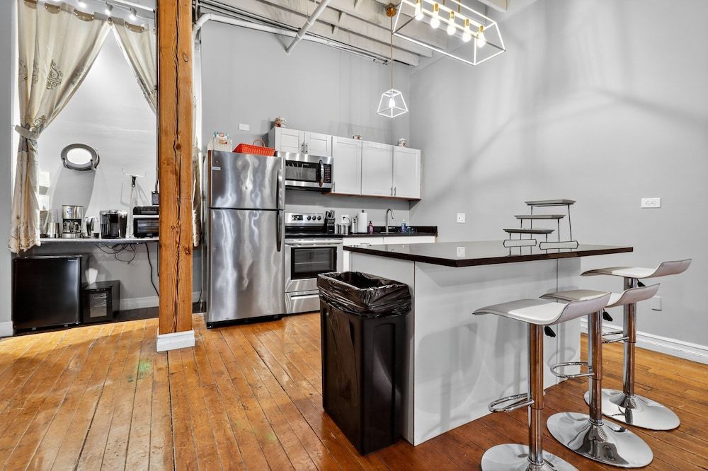 Huge 'man Cave' 2 Mins From Downtown Detroit 1 Bedroom Apts Apartment, 2 Bedrooms 12