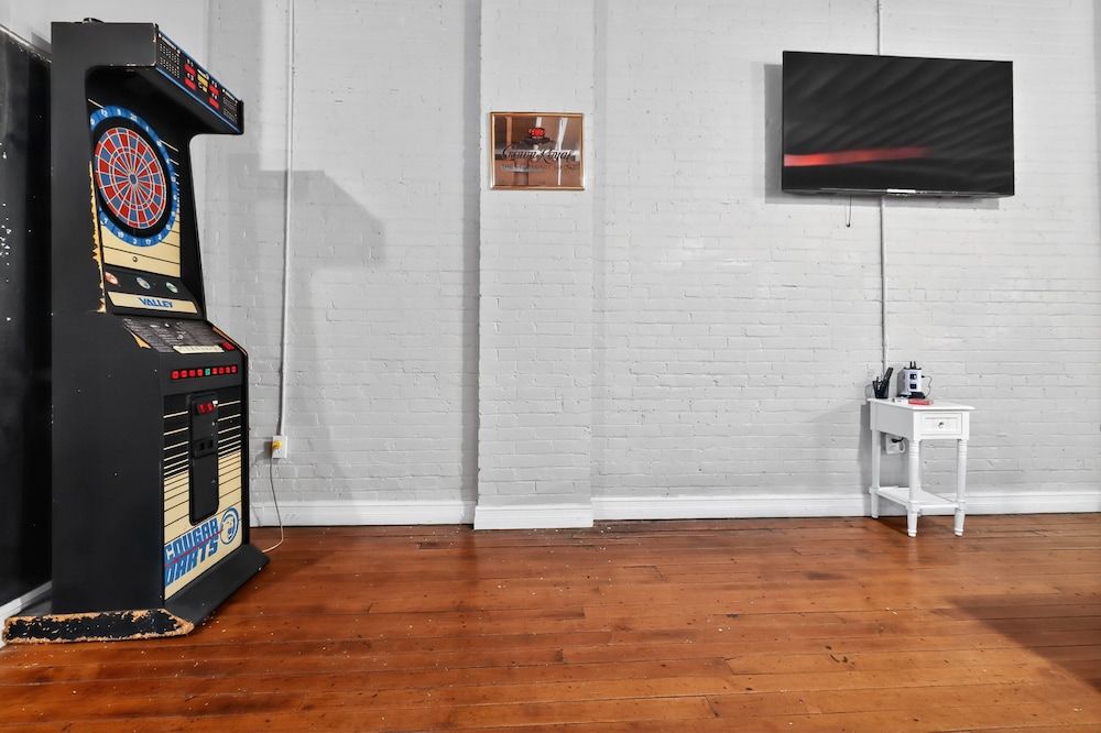 Huge 'man Cave' 2 Mins From Downtown Detroit 1 Bedroom Apts Apartment, 2 Bedrooms 22