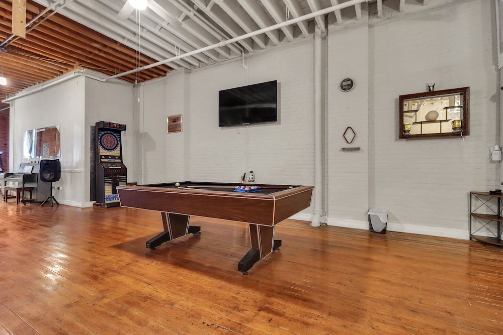 Huge 'man Cave' 2 Mins From Downtown Detroit 1 Bedroom Apts Apartment, 2 Bedrooms 25