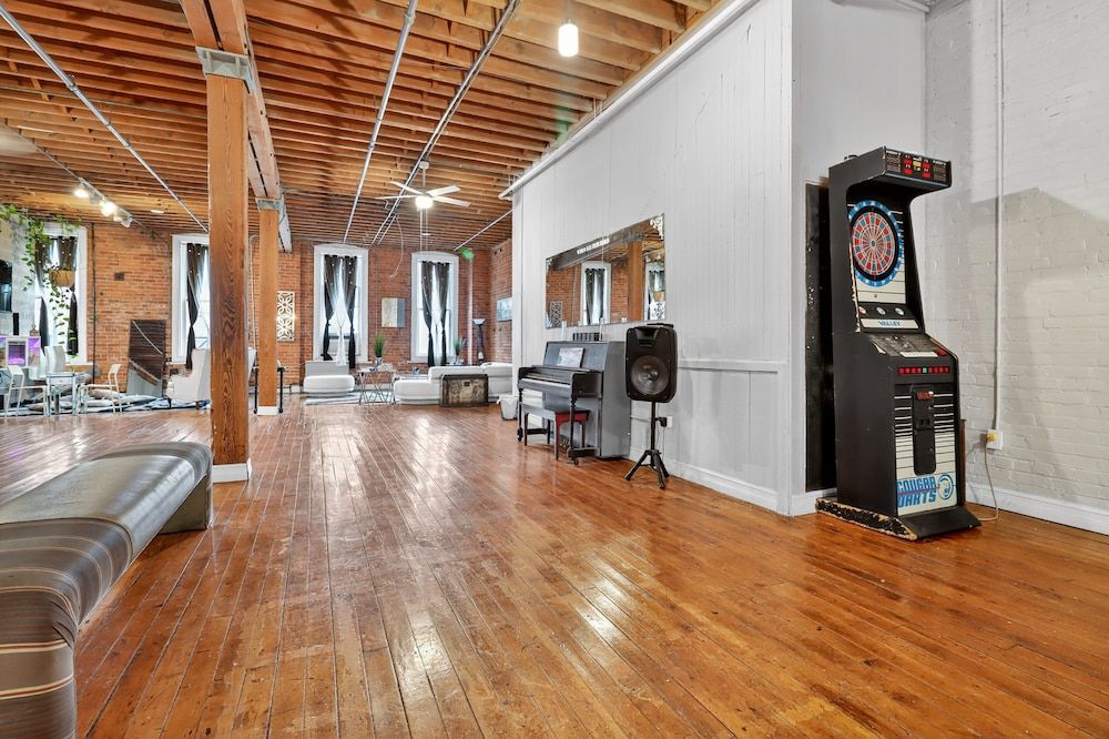 Huge 'man Cave' 2 Mins From Downtown Detroit 1 Bedroom Apts Apartment, 2 Bedrooms 2