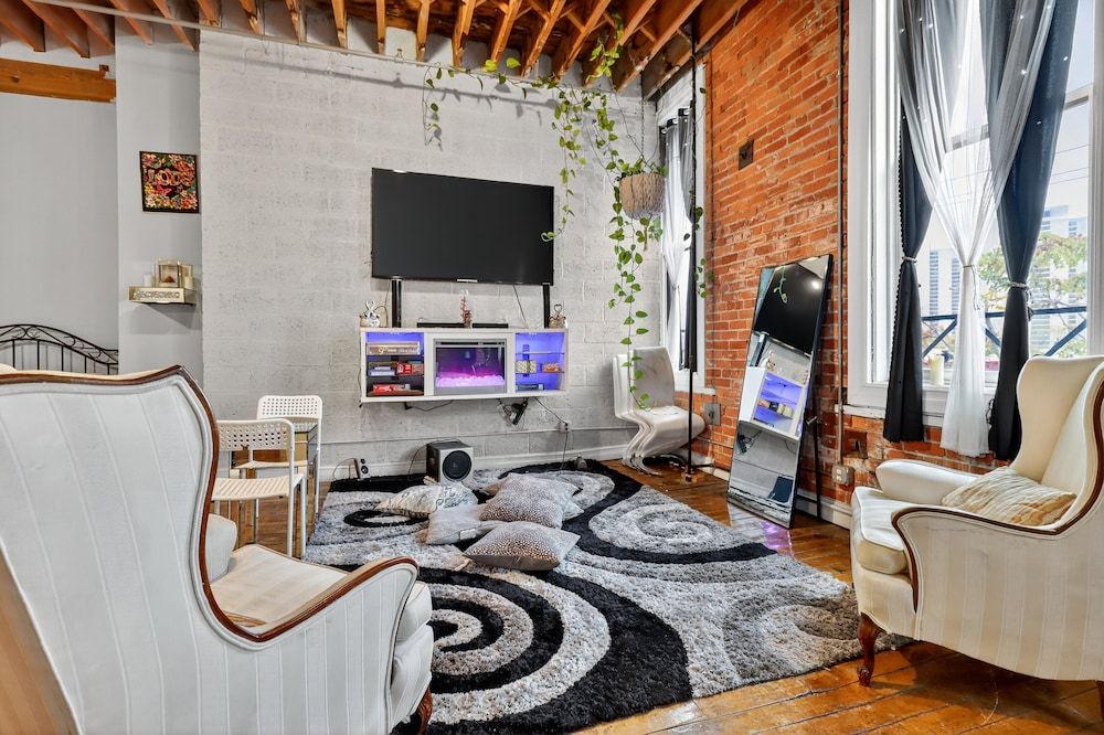 Huge 'man Cave' 2 Mins From Downtown Detroit 1 Bedroom Apts