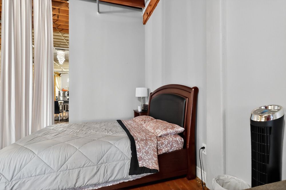 Huge 'man Cave' 2 Mins From Downtown Detroit 1 Bedroom Apts Apartment, 2 Bedrooms 5