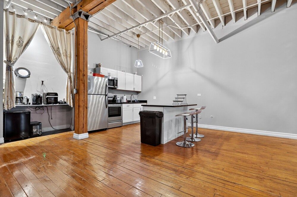 Huge 'man Cave' 2 Mins From Downtown Detroit 1 Bedroom Apts Apartment, 2 Bedrooms 13