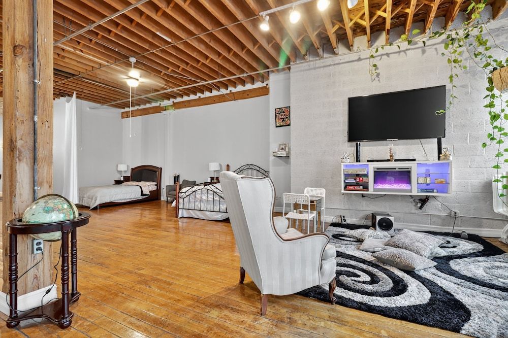 Huge 'man Cave' 2 Mins From Downtown Detroit 1 Bedroom Apts Apartment, 2 Bedrooms 6