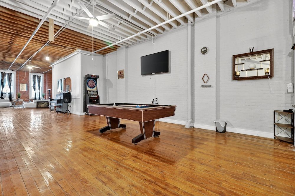 Huge 'man Cave' 2 Mins From Downtown Detroit 1 Bedroom Apts Apartment, 2 Bedrooms 21