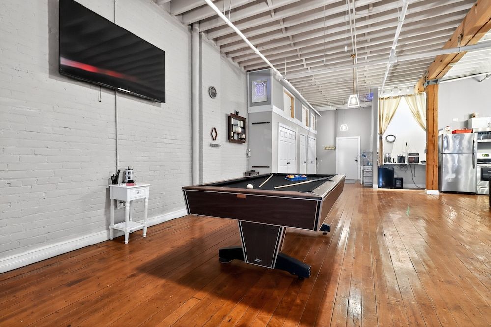 Huge 'man Cave' 2 Mins From Downtown Detroit 1 Bedroom Apts Apartment, 2 Bedrooms 23