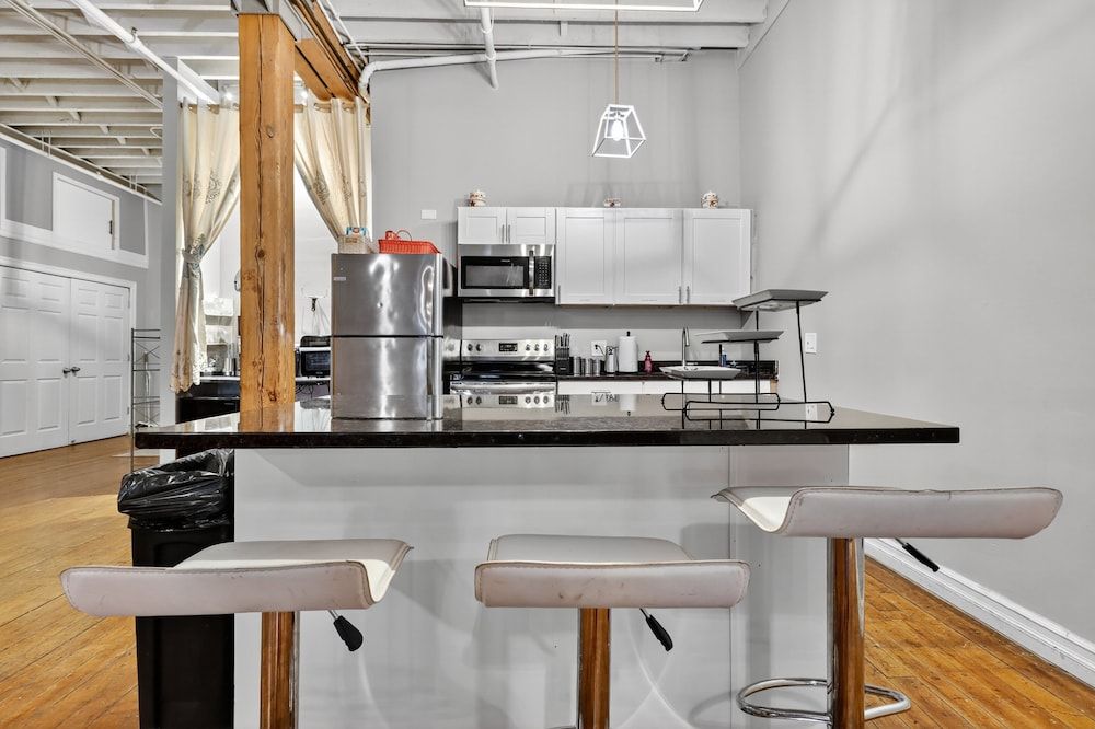 Huge 'man Cave' 2 Mins From Downtown Detroit 1 Bedroom Apts Apartment, 2 Bedrooms 11