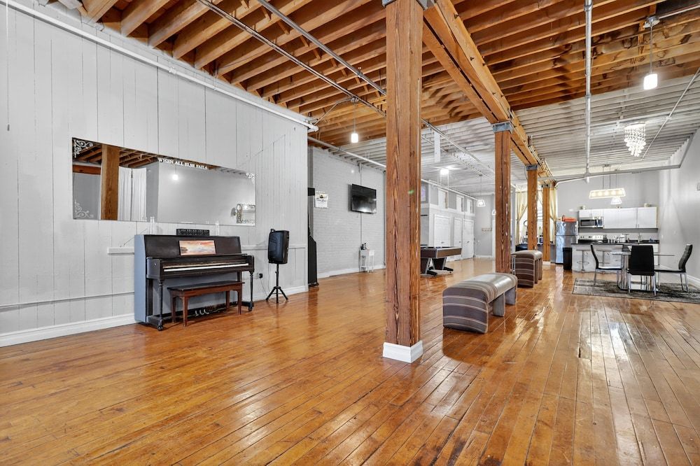 Huge 'man Cave' 2 Mins From Downtown Detroit 1 Bedroom Apts Apartment, 2 Bedrooms 33