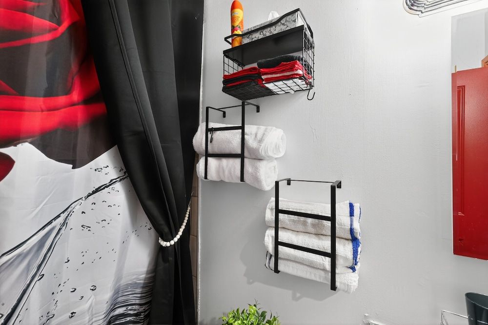 Beautiful 'rose Themed' Loft Near Downtown Detroit 1 Bedroom Apts Apartment, 1 Bedroom 30