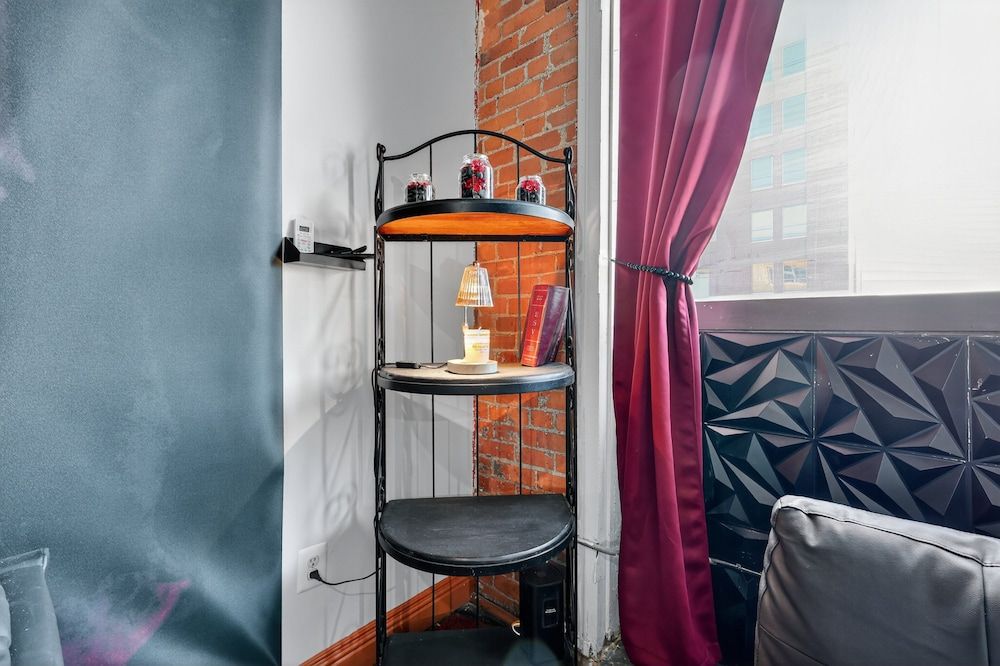 Beautiful 'rose Themed' Loft Near Downtown Detroit 1 Bedroom Apts Apartment, 1 Bedroom 26