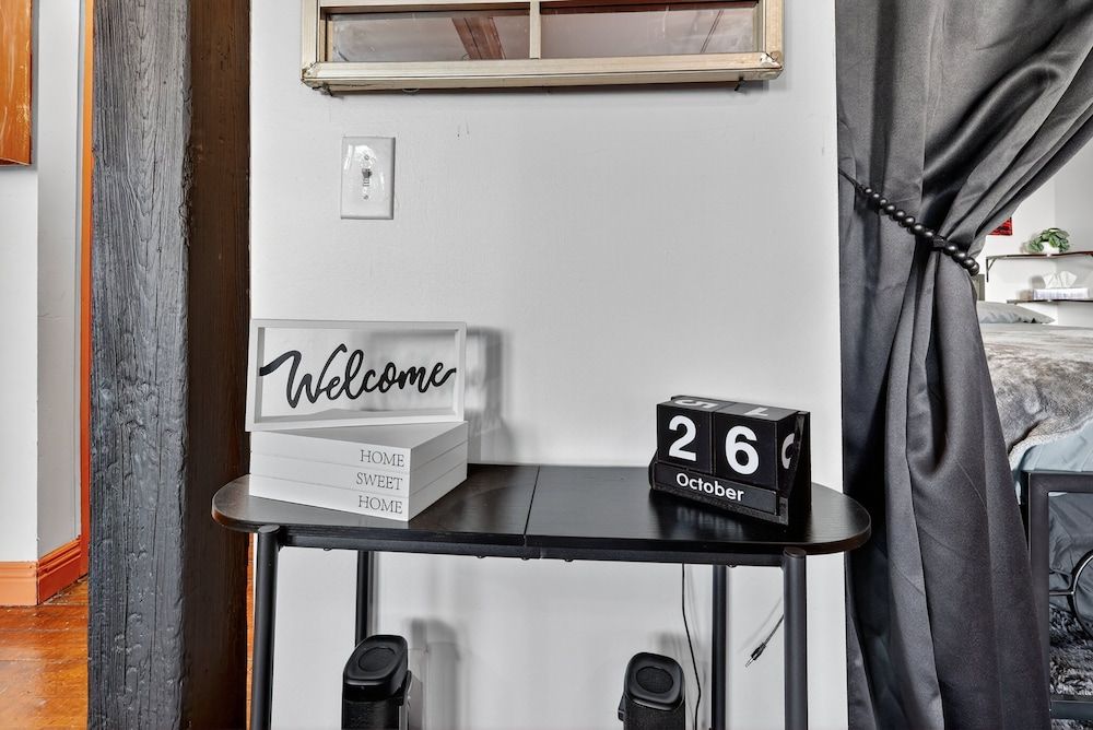 Beautiful 'rose Themed' Loft Near Downtown Detroit 1 Bedroom Apts Apartment, 1 Bedroom 24