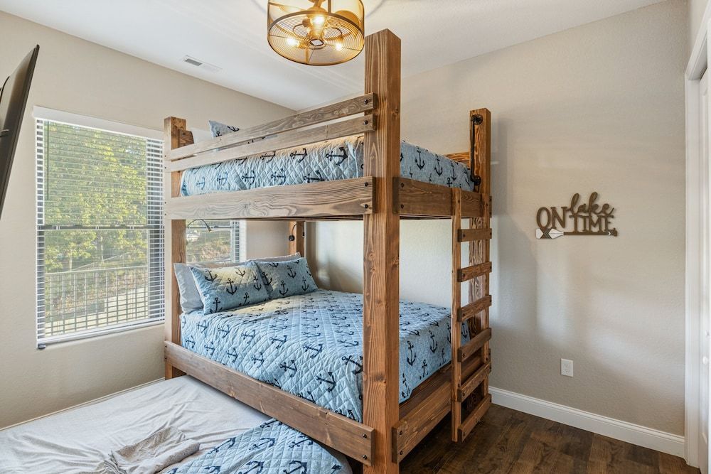 Brand New Complex, Central Location, Amazing Views Condo, Multiple Beds, Pool Access (Amazing Topsider Penthouse) 3