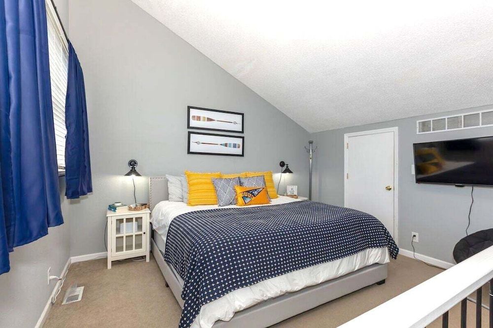 3 Bedroom Osage Beach Condo w/ Pool & Main Channel Views