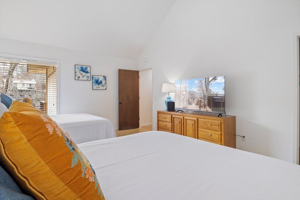 House, Multiple Beds, Pool Access (Woodlands Lake Oasis)