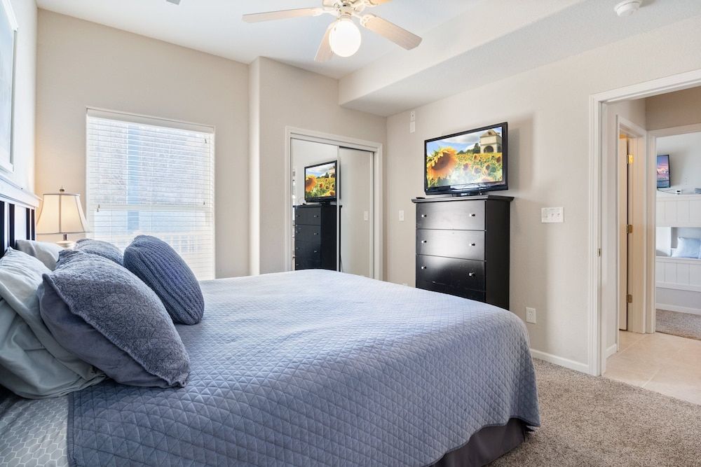 Serene Lake View and Easy Access to Local Delights Condo, Multiple Beds, Hot Tub (Lovin' Lake Livin') 4