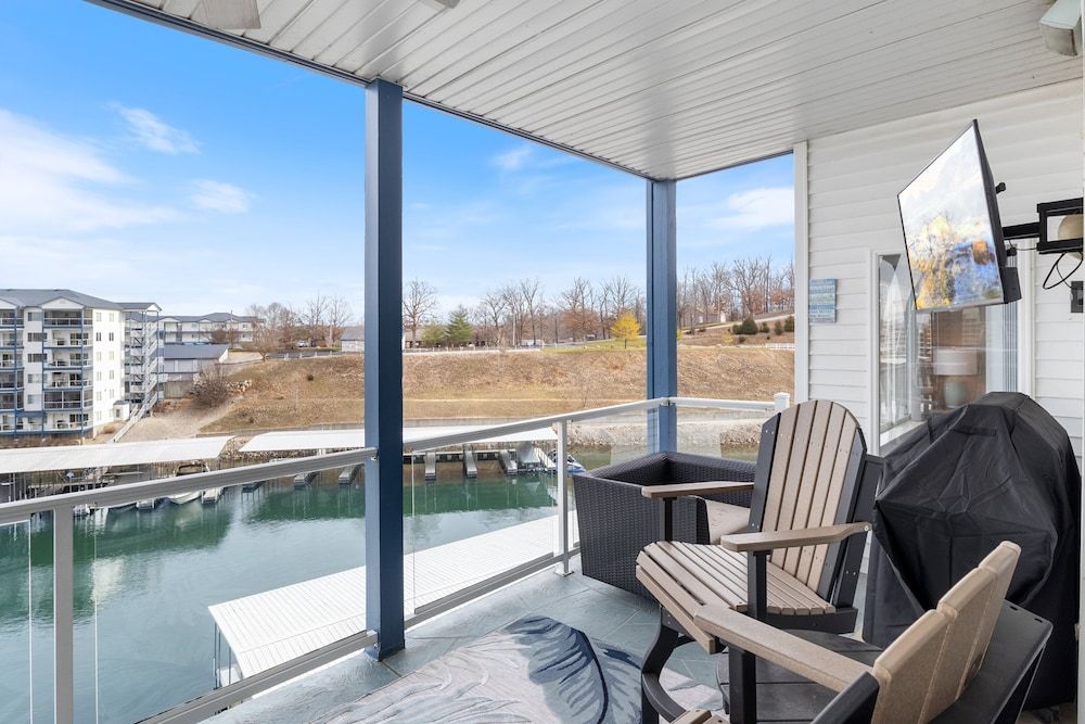 Serene Lake View and Easy Access to Local Delights Condo, Multiple Beds, Hot Tub (Lovin' Lake Livin') 25