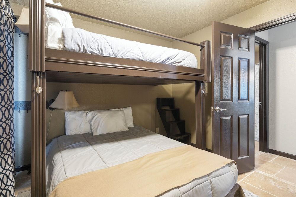 Stunning Views, Inviting Pools, and Endless Fun! Condo, Multiple Beds, Pool Access (Happy Daze) 6