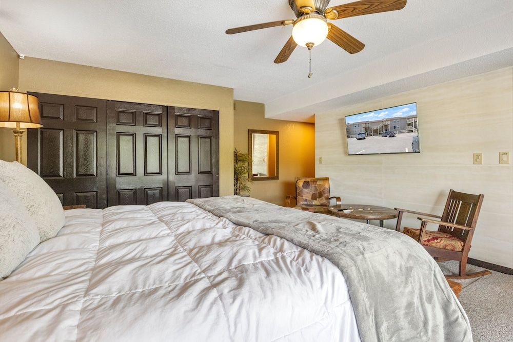 Stunning Views, Inviting Pools, and Endless Fun! Condo, Multiple Beds, Pool Access (Happy Daze) 12