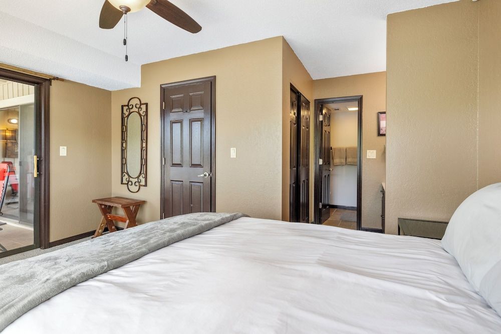 Stunning Views, Inviting Pools, and Endless Fun! Condo, Multiple Beds, Pool Access (Happy Daze) 4