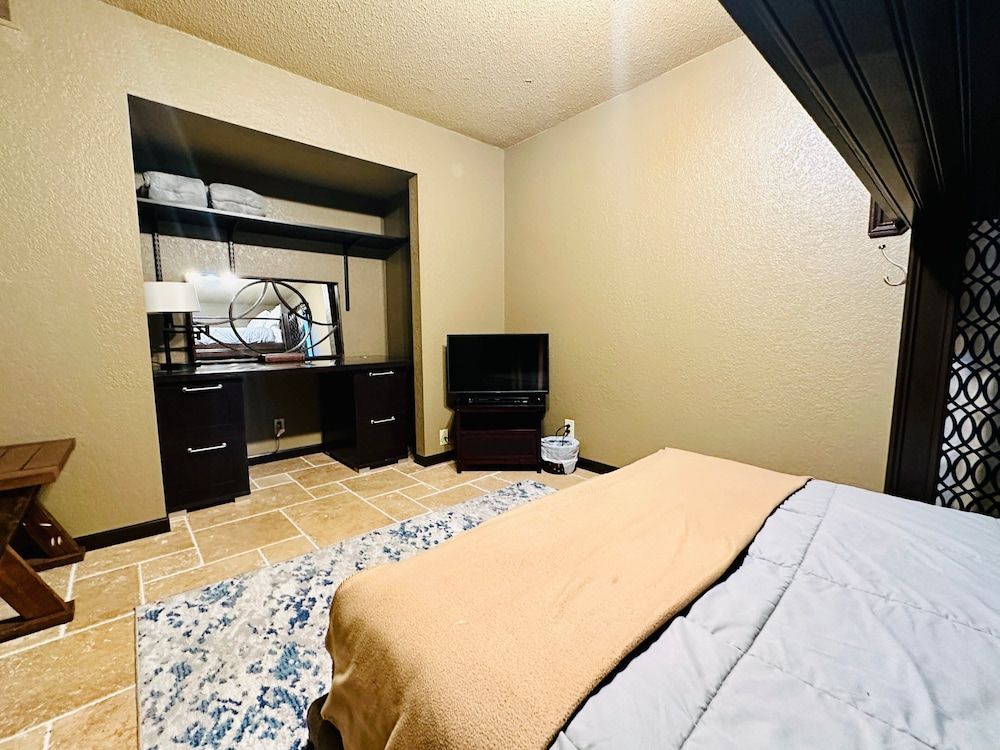 Stunning Views, Inviting Pools, and Endless Fun! Condo, Multiple Beds, Pool Access (Happy Daze) 13