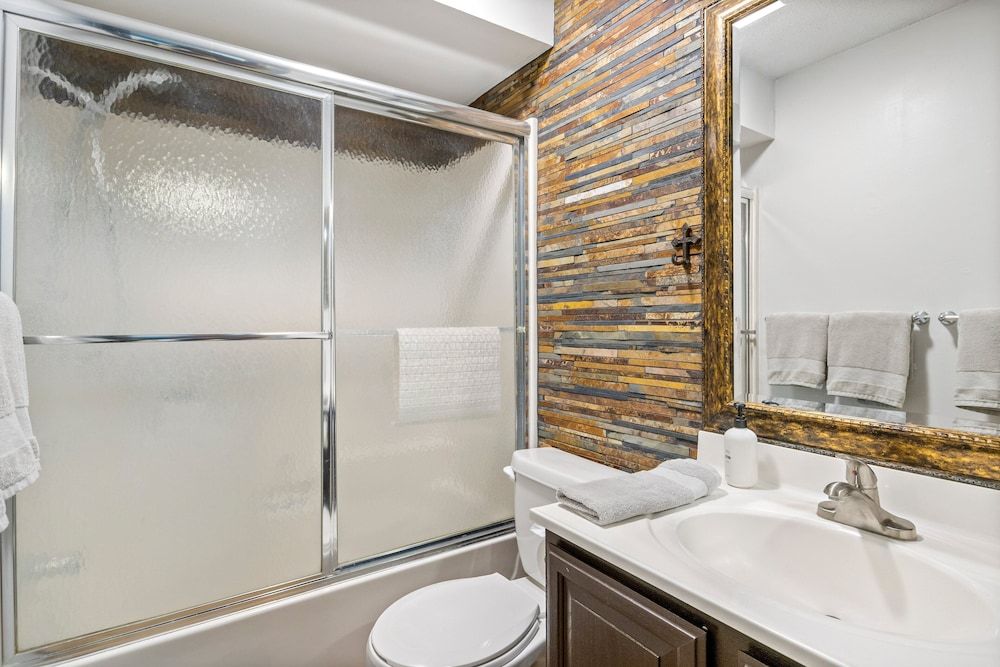 Stunning Views, Inviting Pools, and Endless Fun! Condo, Multiple Beds, Pool Access (Happy Daze) 32