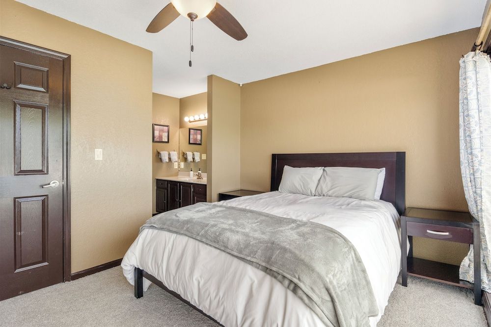 Stunning Views, Inviting Pools, and Endless Fun! Condo, Multiple Beds, Pool Access (Happy Daze) 5