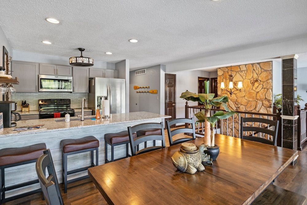 Stunning Views, Inviting Pools, and Endless Fun! Condo, Multiple Beds, Pool Access (Happy Daze) 9