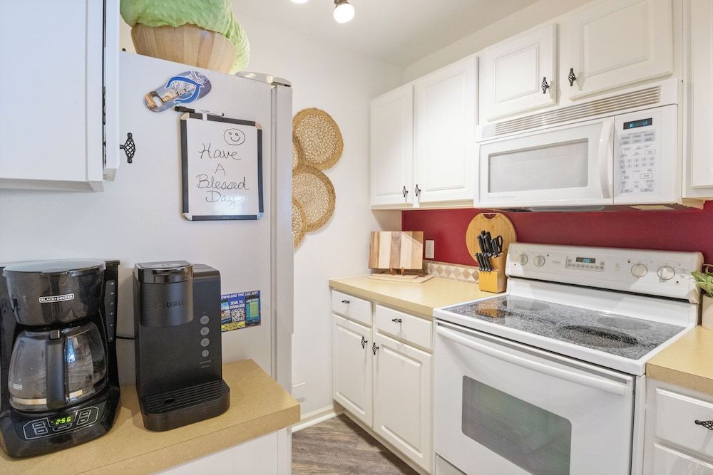 Prime Spot, Breathtaking Views, Nearby Attractions Condo, Multiple Beds, Kitchen (Blessings on Emerald Bay) 13