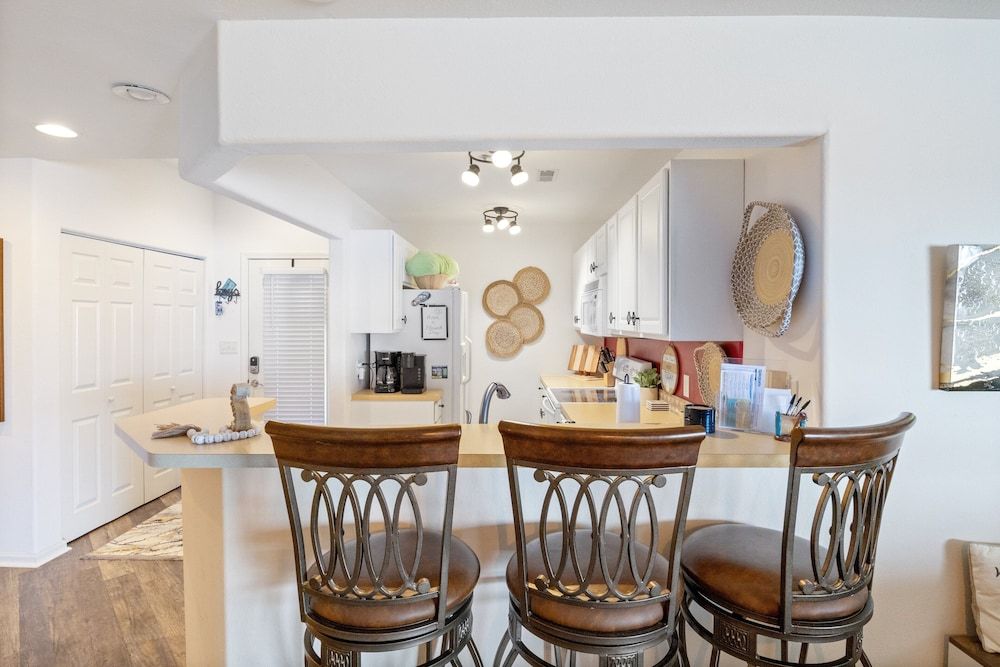 Prime Spot, Breathtaking Views, Nearby Attractions Condo, Multiple Beds, Kitchen (Blessings on Emerald Bay) 15