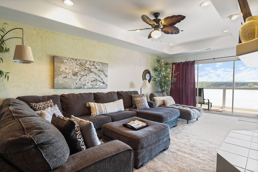 Prime Spot, Breathtaking Views, Nearby Attractions Condo, Multiple Beds, Kitchen (Blessings on Emerald Bay) 17