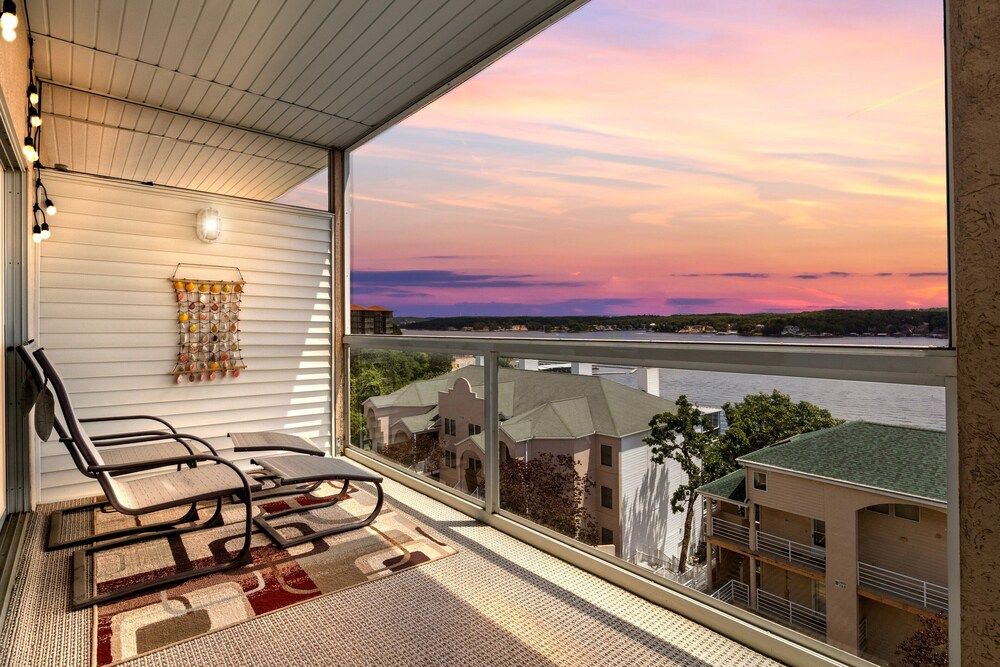 Prime Spot, Breathtaking Views, Nearby Attractions Condo, Multiple Beds, Kitchen (Blessings on Emerald Bay) 24