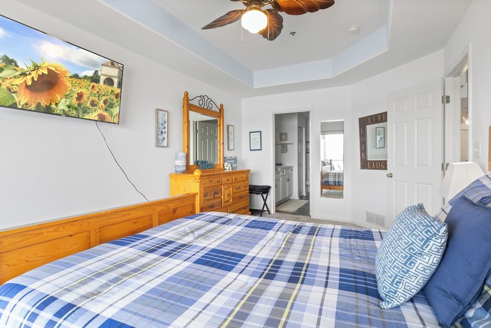 Prime Spot, Breathtaking Views, Nearby Attractions Condo, Multiple Beds, Kitchen (Blessings on Emerald Bay) 12