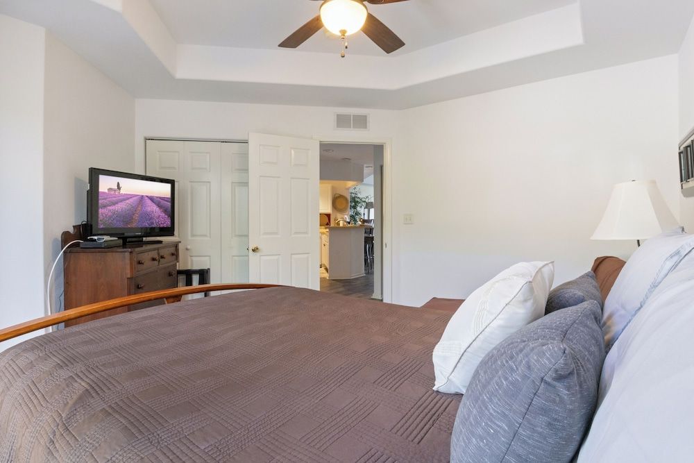 Prime Spot, Breathtaking Views, Nearby Attractions Condo, Multiple Beds, Kitchen (Blessings on Emerald Bay) 8