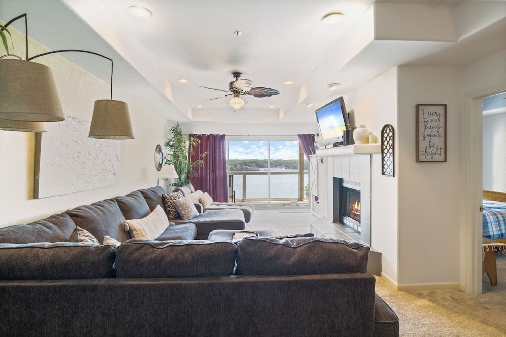 Prime Spot, Breathtaking Views, Nearby Attractions Condo, Multiple Beds, Kitchen (Blessings on Emerald Bay) 21