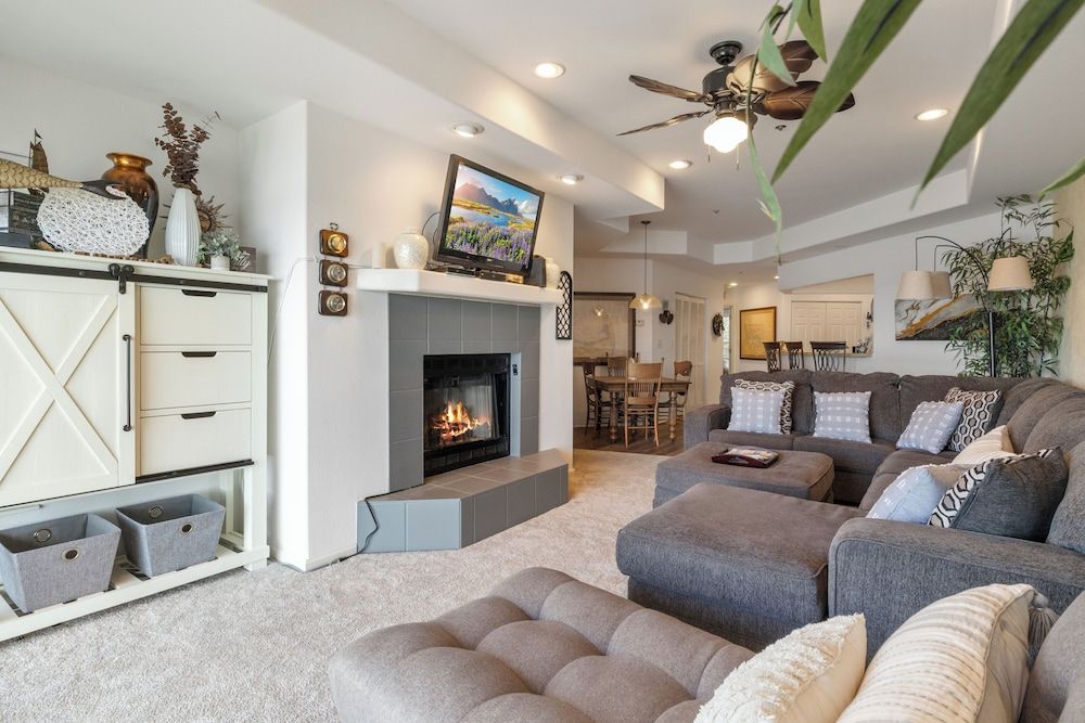 Prime Spot, Breathtaking Views, Nearby Attractions Condo, Multiple Beds, Kitchen (Blessings on Emerald Bay) 18